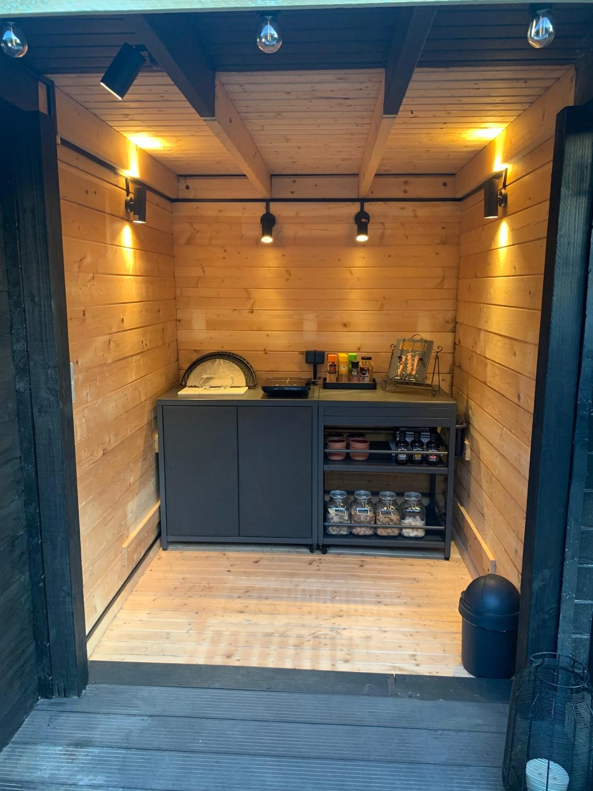Roberto & Petra’s outdoor grilling area and garden gate in Numansdorp — Result — 1