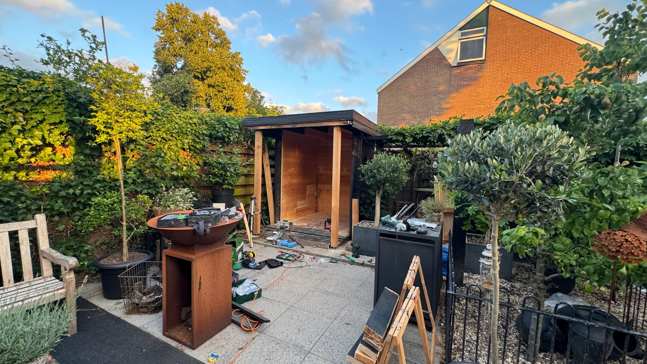Roberto & Petra’s outdoor grilling area and garden gate in Numansdorp